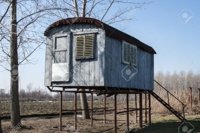 26284403-Bungalow-pescador-zanco-sobre-pilotes-de-hierro-en-d-as-soleados-de-invierno-Foto-de-archivo.jpg