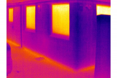 Esta es una imagen de camara termica donde se aprecia mas como se pierde el calor de la losa diractamente hacia el exterior, y en nuestro caso, se enfrian los perfiles mas que el ambiente interior.